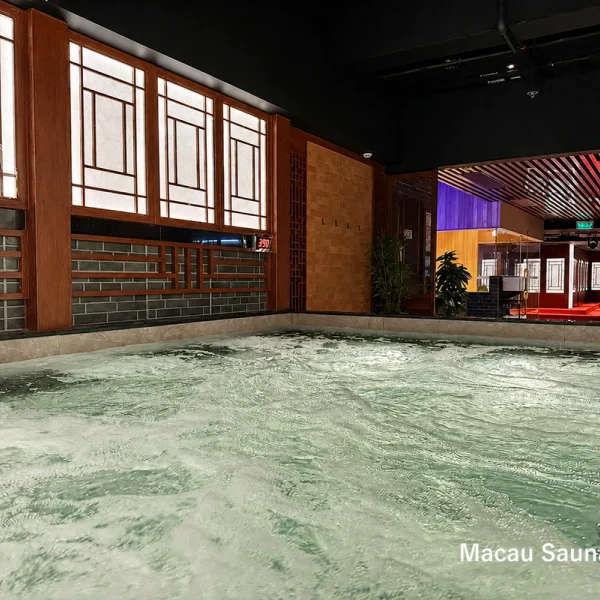 YU SAUNA 기포 온탕 수면 너머로 사우나 구역을 본 낮은 시점